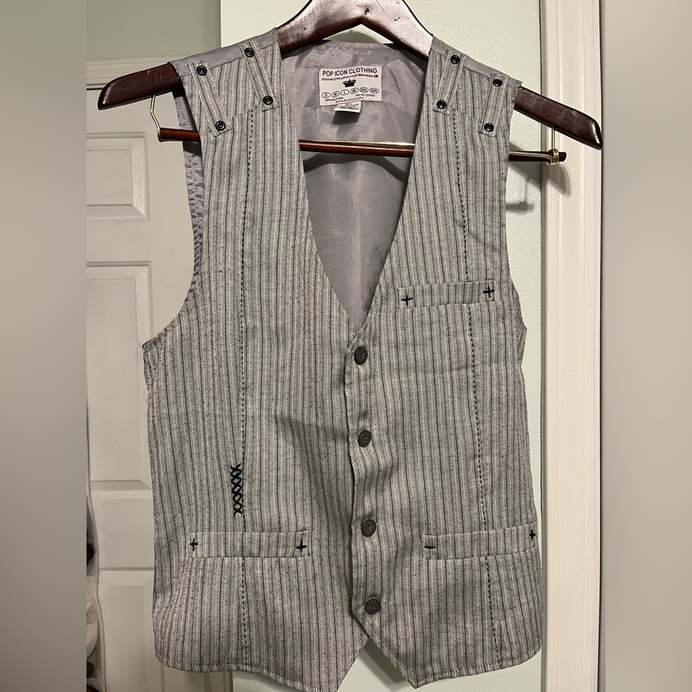 Men’s vest by Buckle